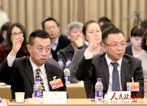 4我們都要發言  在“在全面加強生態文明建設 建設天藍水清土凈地綠的美麗北京聯組討論會上，委員們搶著舉手發言_副本