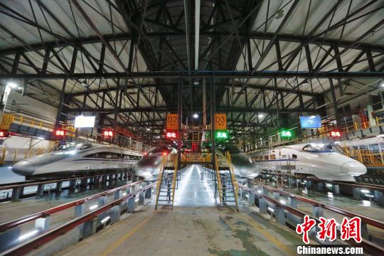 四列動車組停放在南昌西動車所檢修大庫內進行檢修?！《〔?攝