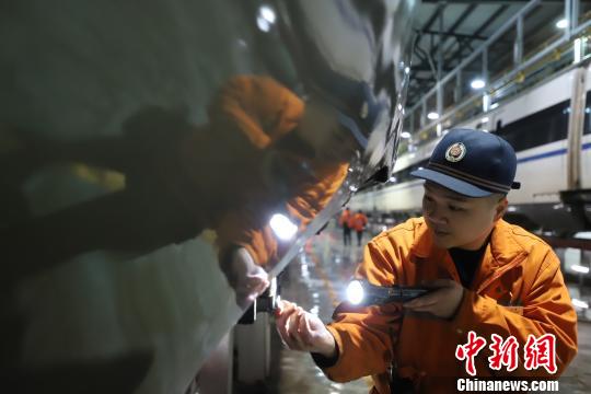 動車機械師正在檢修動車組走行部組件。　肖堯 攝