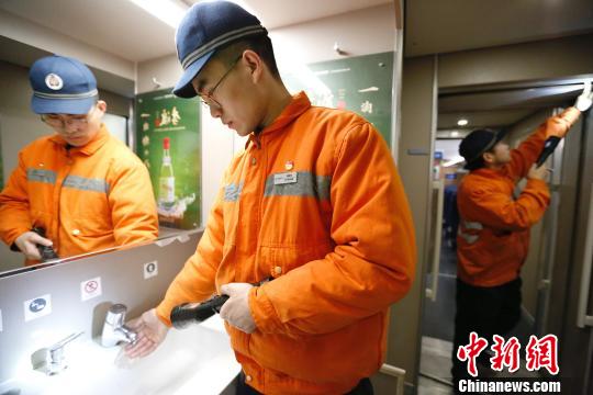 動車機械師正在檢查動車組車廂內各旅客服務設備狀態是否良好?！《〔?攝
