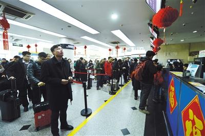 1月17日，南苑機(jī)場，準(zhǔn)備乘機(jī)的旅客。