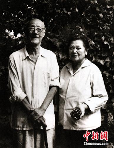 資料圖：張伯駒潘素夫婦在長春參觀果園后留影。展方供圖