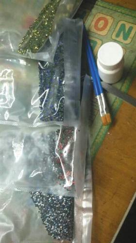 鉆石畫代加工者用于粘鉆石畫的膠水和顆粒，只能閑置在家中。 受訪者供圖