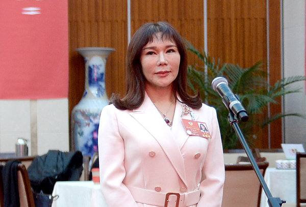 6、自治區(qū)政協(xié)常委、內(nèi)蒙古永澤建設(shè)工程項(xiàng)目管理有限責(zé)任公司董事長(zhǎng)萬(wàn)曉紅接受采訪.jpg