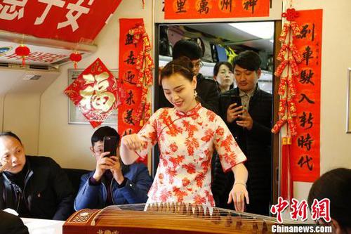 現(xiàn)場(chǎng)表演古箏彈奏。　張婭子　攝