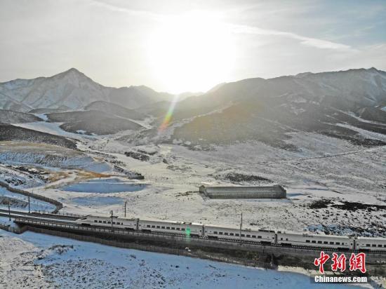 資料圖：春運期間，動車組列車穿越在雪域祁連山間的蘭新高鐵線上。<a target='_blank' href='http://www.chinanews.com/'>中新社</a>記者 楊艷敏 攝