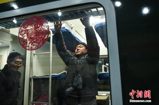 資料圖：春運時旅客放行李。<a target='_blank' href='http://www.chinanews.com/' >中新網</a>記者 翟璐 攝
