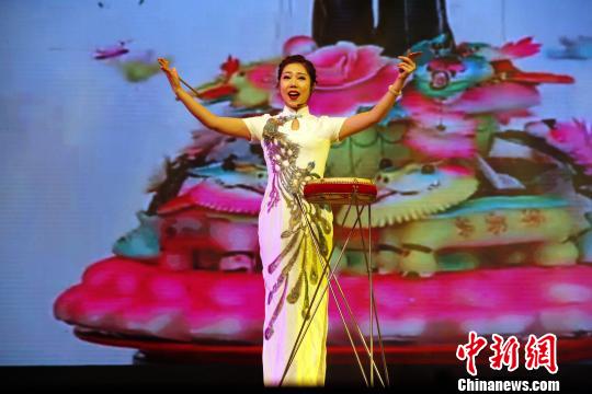2019年“山東省非物質文化遺產月”1月28日晚在濟南啟動。曲藝串燒《喜氣洋洋中國年》、魯西南鼓吹樂《五福開門》、舞蹈表演《喜餑餑》等節目輪番登場。　孫宏瑗 攝