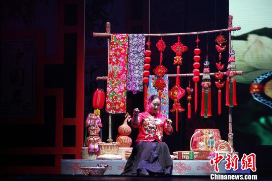 2019年“山東省非物質文化遺產月”1月28日晚在濟南啟動。圖為表演《非遺風采》。　孫宏瑗 攝