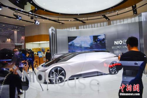 圖為國產(chǎn)新能源汽車品牌蔚來展出的一款EVE無人駕駛和純電驅(qū)動概念車吸引觀眾。<a target='_blank' href='http://www.chinanews.com/'>中新社</a>記者 駱云飛 攝