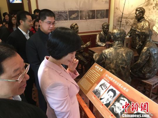 圖為惠州市副市長陳高燕等參觀“東湖旅店營救中國文化名人陳列館” 宋秀杰 攝