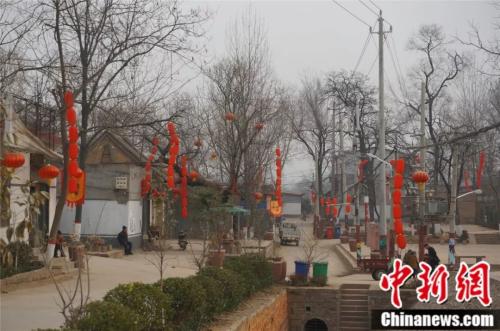 張學禮的家鄉(xiāng)小張莊村已經(jīng)掛上了紅燈籠，年味十足。