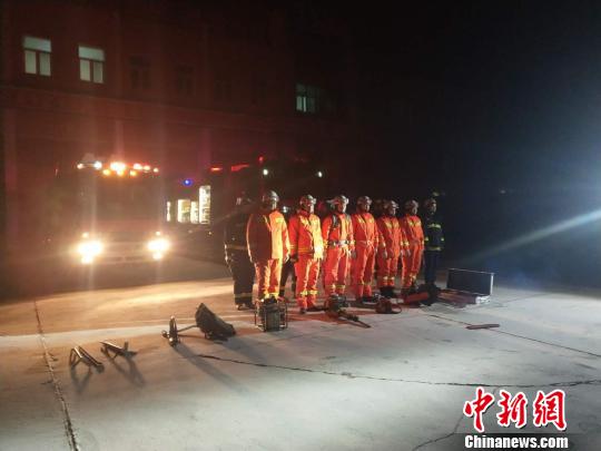 地震發生后，當地救援力量第一時間集合。(塔城消防救援支隊供圖) 王小軍 攝