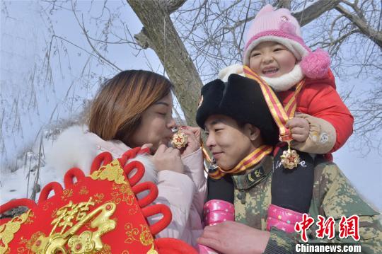寫春聯、掛燈籠國防一線年味濃