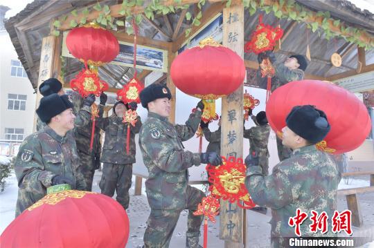 掛上紅燈籠、“?！弊?，駐守大山深處的火箭軍某部年味濃厚?！》嚼?攝
