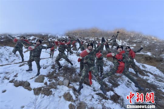 火箭軍戰士們敲起喜慶的腰鼓迎接春節?！》嚼?攝
