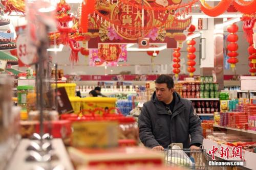 資料圖：消費者正在置辦年貨。<a target='_blank' href='http://www.chinanews.com/'>中新社</a>記者 余瑞冬 攝