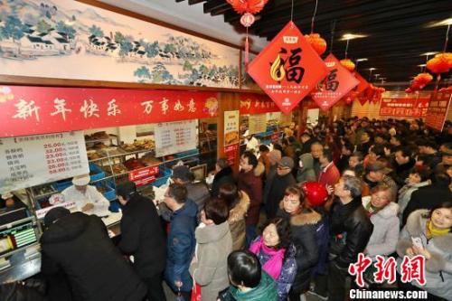 資料圖：民眾排長隊購熟食備年貨?；卢| 攝