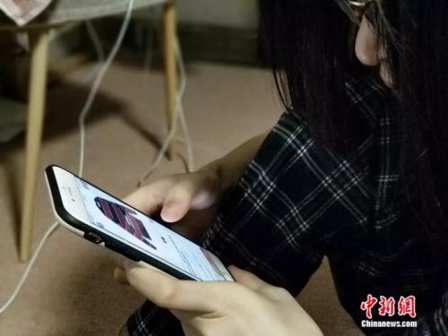 資料圖：消費者正在使用手機(jī)購物。姚露 攝