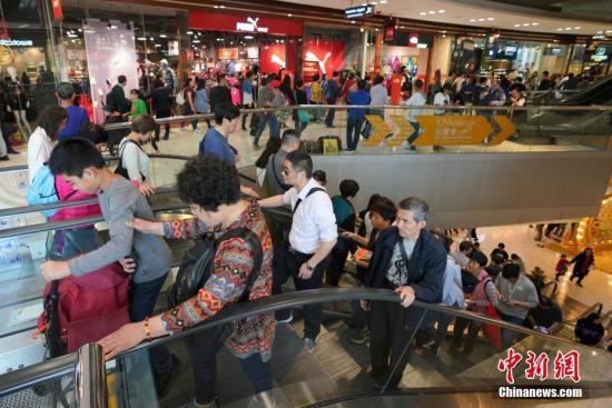 游客購物。<a target='_blank' href='http://www.chinanews.com/'>中新社</a>記者 張煒 攝