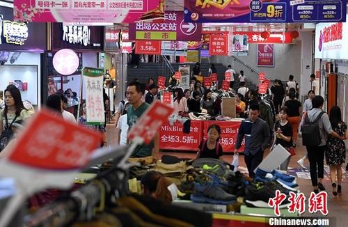 資料圖：消費者在商場內選購打折商品。 <a target='_blank' href='http://www.chinanews.com/'>中新社</a>記者 張斌 攝