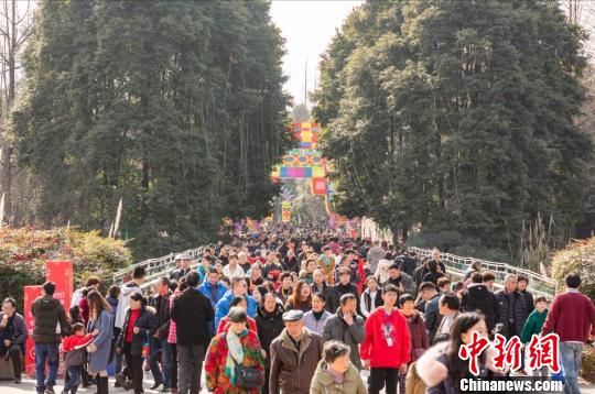 圖為博物館內熙熙攘攘的人群。　鐘欣 攝
