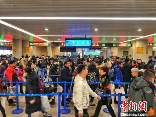 出國買買買！2018年中國出境游人數逼近1.5億人次