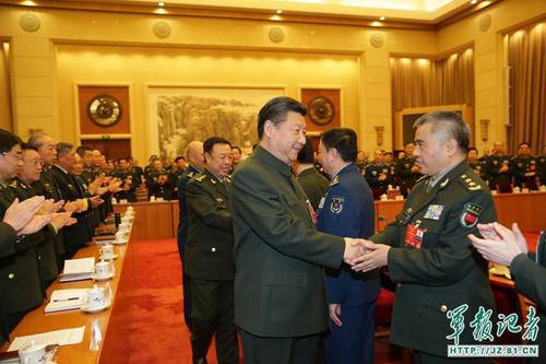3月13日，中共中央總書記、國家主席、中央軍委主席習(xí)近平出席十二屆全國人大四次會議解放軍代表團(tuán)全體會議并發(fā)表重要講話。這是習(xí)近平同軍隊人大代表親切握手。解放軍報記者 穆可雙攝