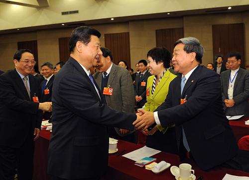 3月4日，中共中央總書記、中共中央軍委主席習近平看望了出席全國政協十二屆一次會議的科協、科技界委員，并參加聯組討論。中共中央政治局常委、全國政協十二屆一次會議主席團會議主持人俞正聲參加了看望和討論。新華社記者 李學仁 攝