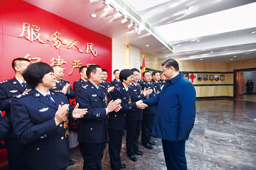 2019年2月1日，中共中央總書記、國家主席、中央軍委主席習近平在北京看望慰問基層干部群眾，考察北京冬奧會、冬殘奧會籌辦工作。這是1日上午，習近平在北京市公安局，同公安英模和干警代表一一握手，向全國廣大公安干警致以新春祝福。 新華社記者 謝環馳 攝