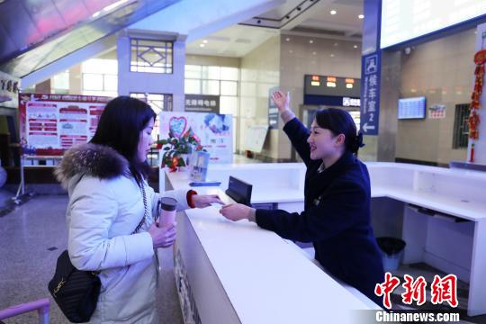 客運(yùn)值班員唐榮婷每天回答旅客問訊5000多人次。　李育全 攝