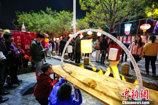 廈大嘉庚學院師生員工及其家屬與轄區(qū)居民們共同在大學校園里歡度佳節(jié)。　朱鮮艷 攝