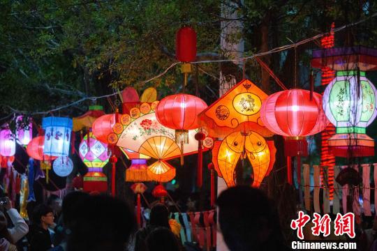 元宵燈會在廈門大學漳州校區(qū)北區(qū)南強廣場上演。　聶略韜 攝