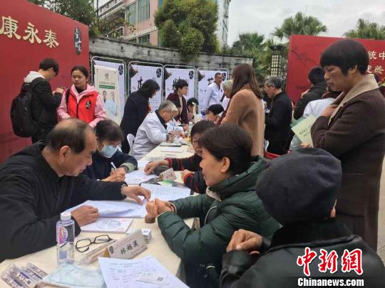 25日，“福建省非物質(zhì)文化保護(hù)遺產(chǎn)壺山林氏中醫(yī)內(nèi)科‘非遺’溫暖送健康大型義診活動(dòng)”在福建省福州永泰縣啟動(dòng)。　葉秋云 攝