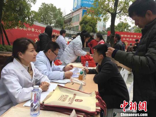 現(xiàn)場(chǎng)的義診服務(wù)項(xiàng)目包括：中醫(yī)理療、中醫(yī)診治處方、測(cè)血壓、測(cè)血糖、眼科檢查、科普健康知識(shí)、建立健康檔案等。　葉秋云 攝