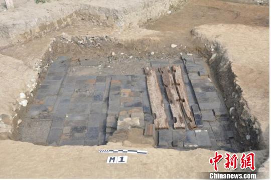 圖為出土華蓋宮文鎮墓券的墓葬。　鐘欣 攝