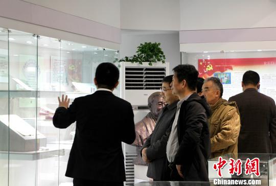 中國教師博物館規(guī)劃展廳免費對公眾開放，展出文物史料、文化珍藏、實物檔案以及古今著名教育學家的物品、作品等一千余件?！≮w曉 攝