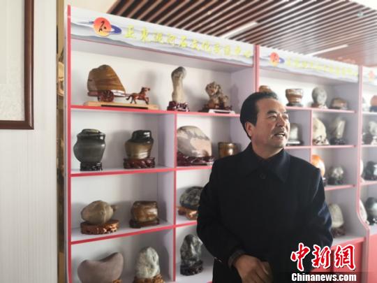圖為博物館館長邊正學介紹他收藏的石頭。　楊娜 攝