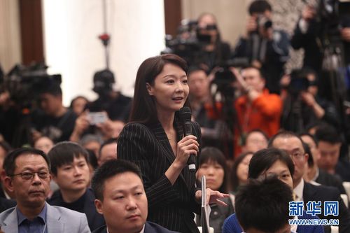 圖為香港鳳凰衛視記者提問。新華網 中國政府網 王健 攝