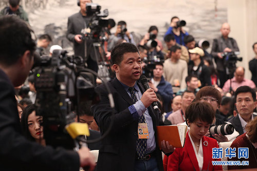 圖為新民晚報記者提問。 新華網 中國政府網 馬娟 攝