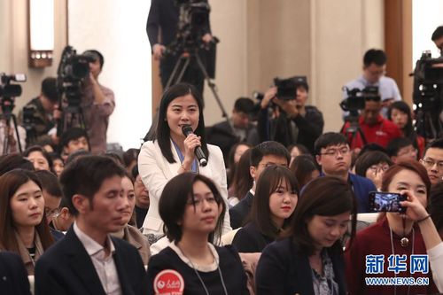 圖為南方都市報記者提問。新華網 中國政府網 馬娟 攝