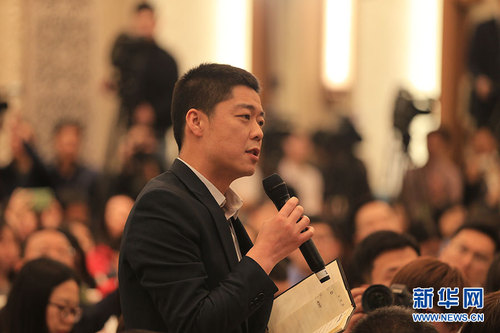 圖為中央人民廣播電臺記者提問。 新華網 中國政府網 馬娟 攝