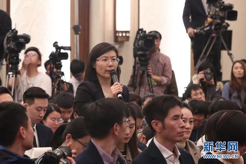 圖為澳門日報記者提問。新華網 中國政府網 馬娟 攝