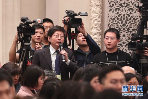 圖為香港大公文匯傳媒集團記者提問。新華網 中國政府網 馬娟 攝