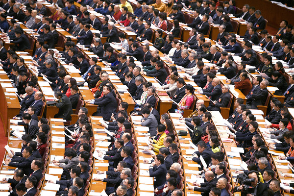 全國政協十三屆二次會議3月3日下午3時在北京人民大會堂開幕。開幕會上，2000多名全國政協委員將聽取和審議政協全國委員會常務委員會工作報告和政協全國委員會常務委員會關于政協十三屆一次會議以來提案工作情況的報告。本報記者  田福良 攝