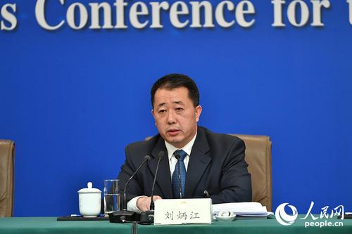 全國政協人口資源環境委員會委員劉炳江回答記者提問 人民網記者 于凱 攝