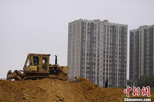 資料圖：湖南長(zhǎng)沙一樓盤(pán)土地上，推土機(jī)正在作業(yè)。 <a target='_blank' href='http://www.chinanews.com/'>中新社</a>記者 楊華峰 攝