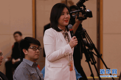 圖為廣東廣播電視臺記者提問。新華網 中國政府網 馬娟 攝