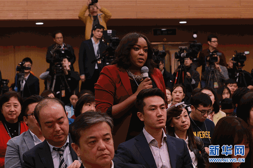圖為中國國際電視臺記者提問。新華網 中國政府網 馬娟 攝