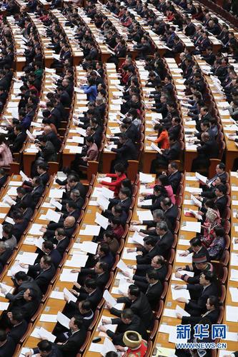 3月8日，十三屆全國(guó)人大二次會(huì)議在北京人民大會(huì)堂舉行第二次全體會(huì)議。這是全國(guó)人大代表在認(rèn)真聽(tīng)會(huì)。新華社記者 丁林 攝1